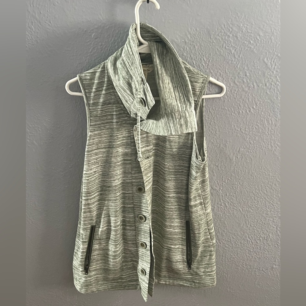 Matilda Jane sleeveless buttonup green‎ & white vest
